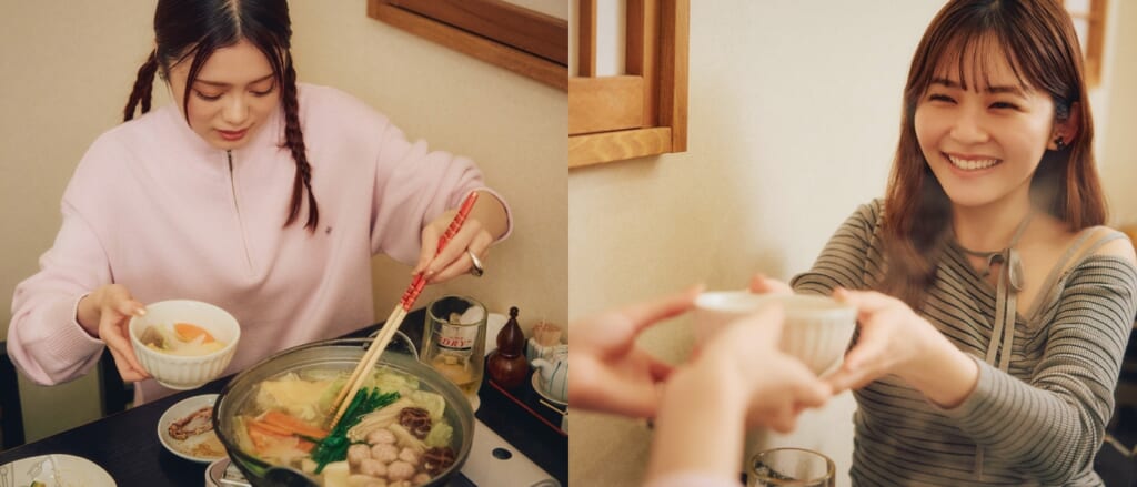 鍋を取り分ける紺野彩夏と受け取る久間田琳加