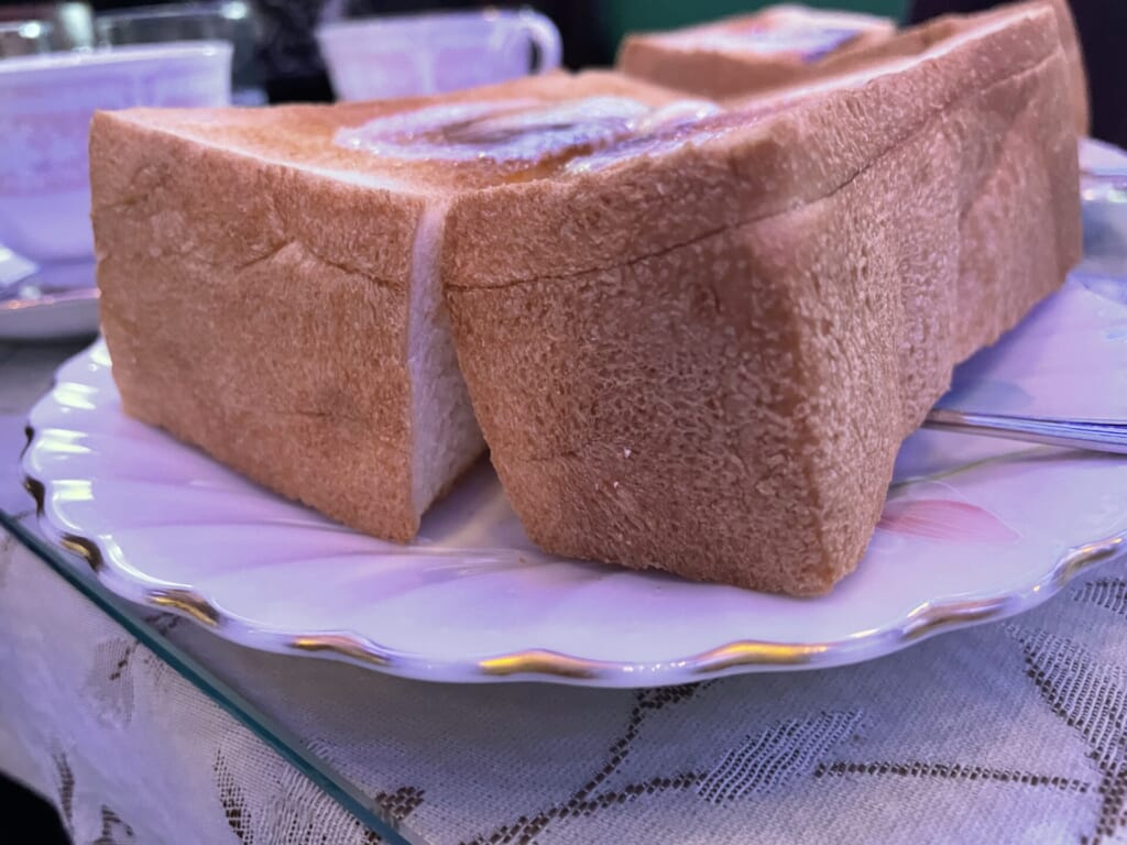 トーストを横から撮った写真。指3本分くらいの分厚さ。