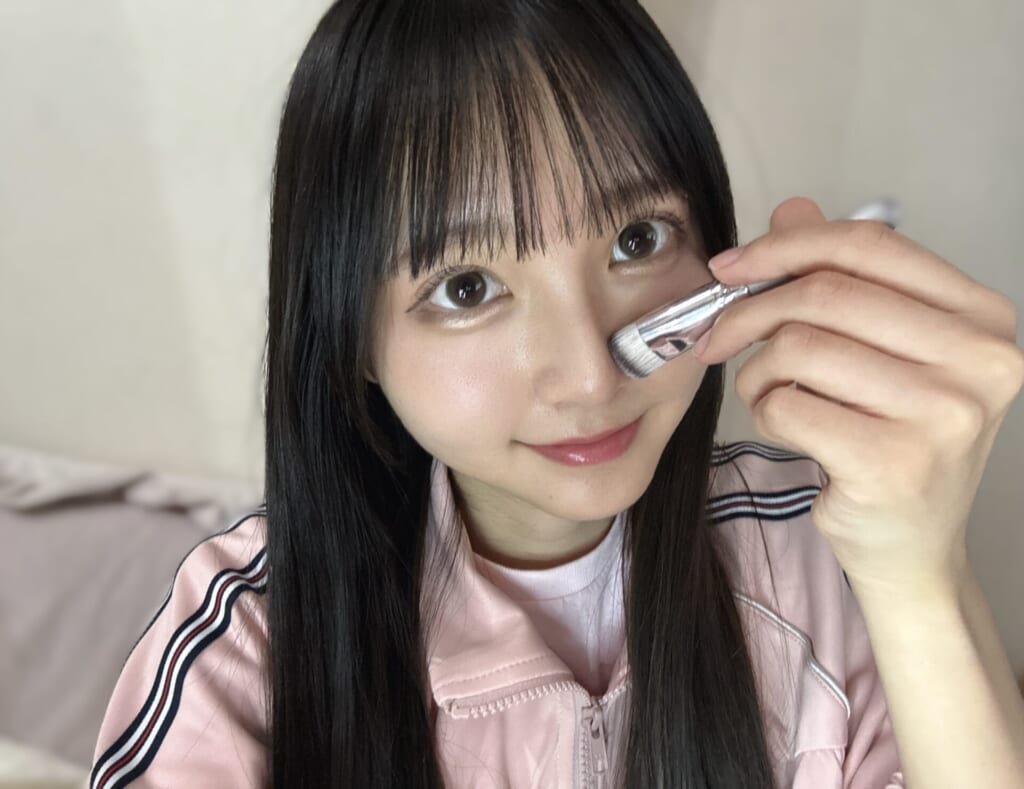 ロージーローザのマルチファンデブラシ〈プチサイズ〉を使用する小杉怜子