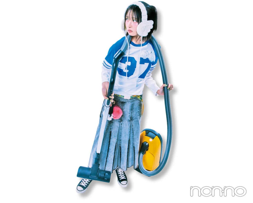 掃除機を持つ遠藤さくら2