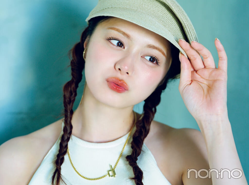 キャンメイク パウダーチークス P06を使って日焼け風こなれチークメイクをした紺野彩夏