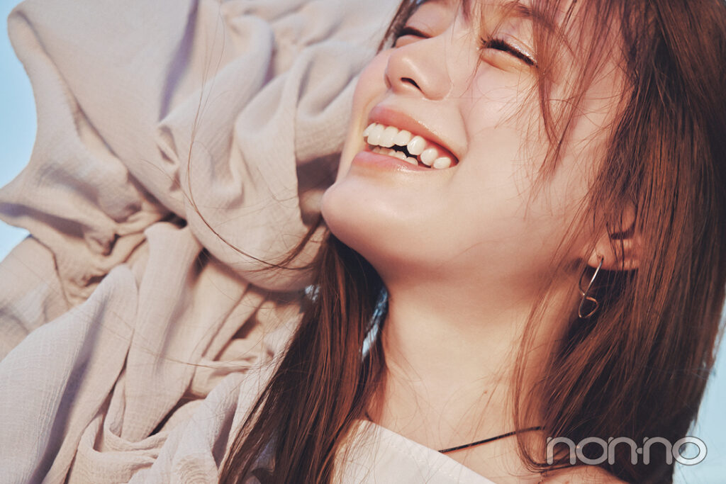 紺野彩夏の秋色メイクモデルカット1-2