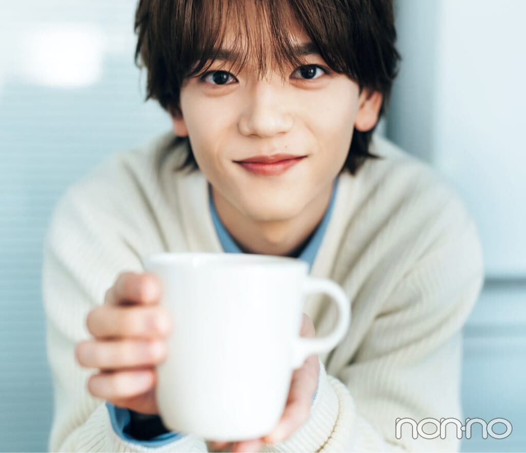 コップを差し出す中島颯太（FANTASTICS）さん