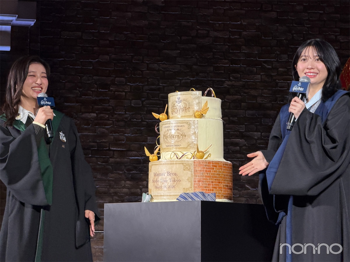 特別企画「ホグワーツからの招待状」のアニバーサリーケーキの登場に笑顔の桜田ひよりと吉川愛