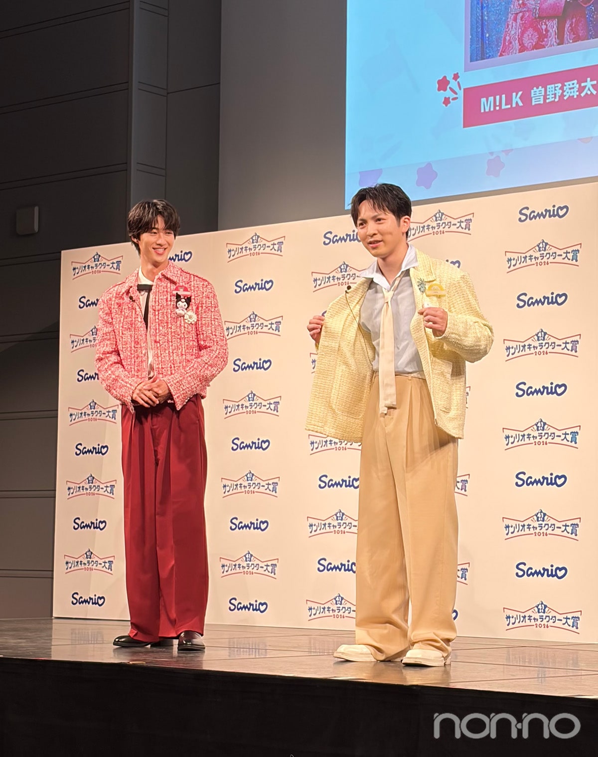 M!LKの曽野舜太とシャツを見せる吉田仁人