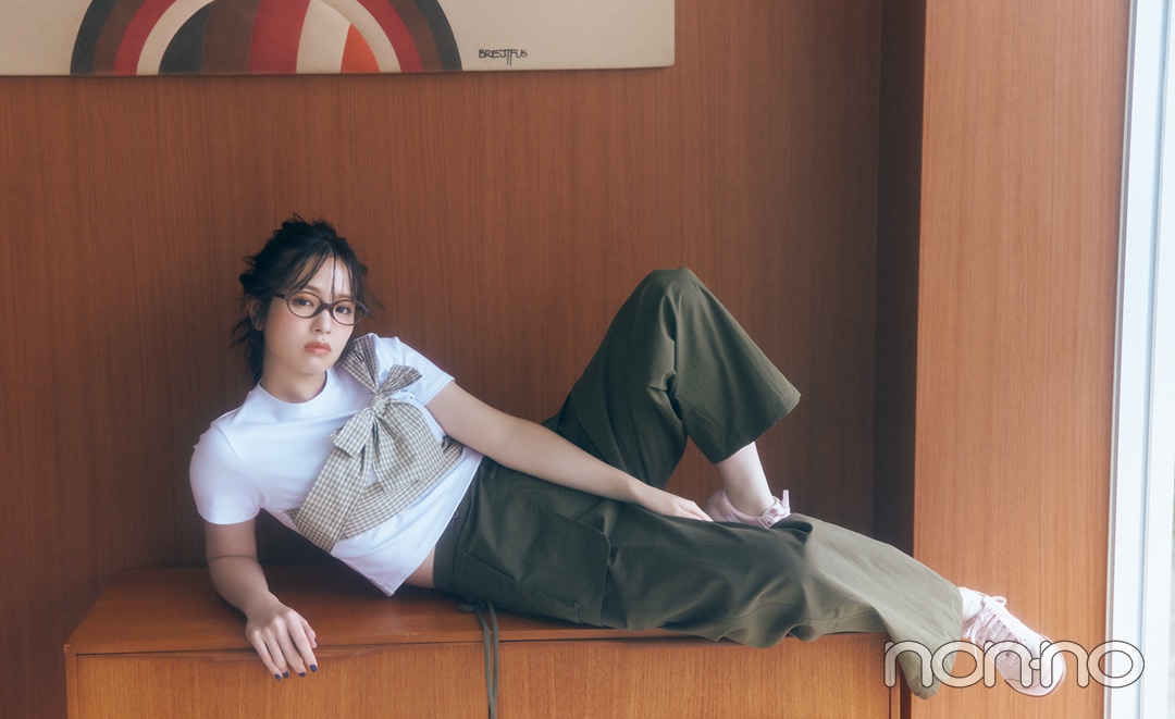 白Tシャツ×カーゴパンツコーデで横になっている女性