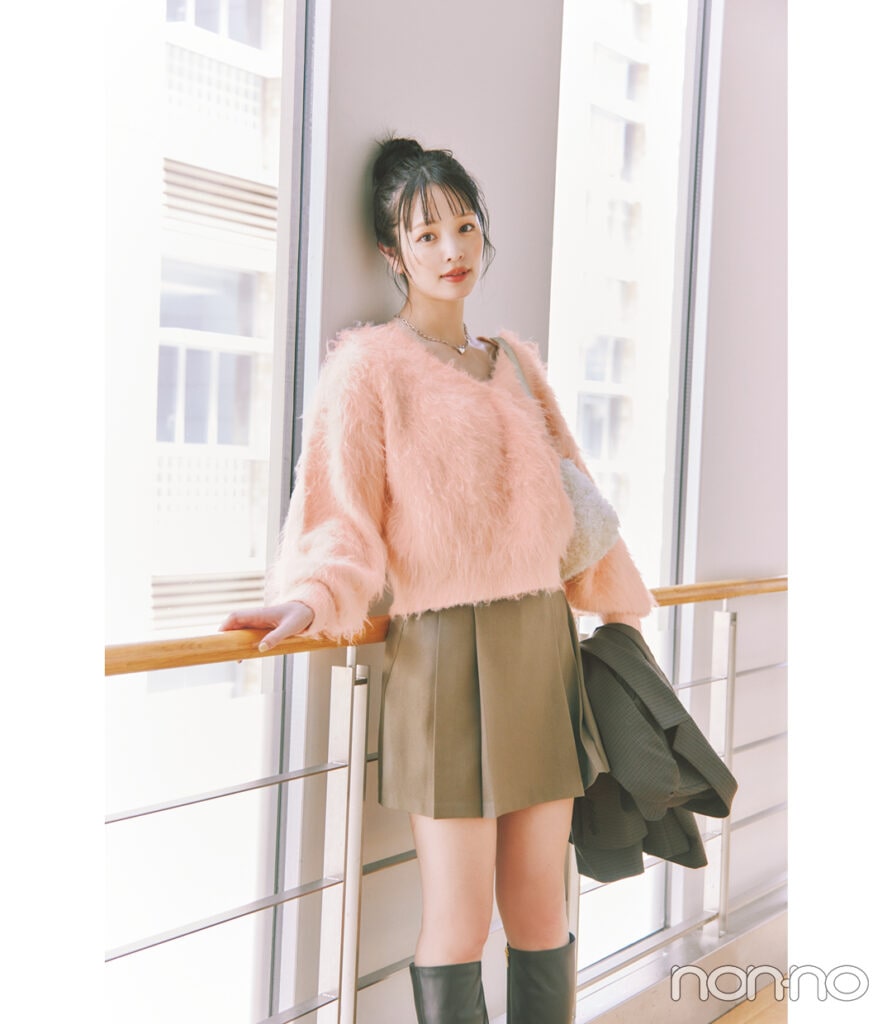 ピンクのニット×ブラウンのミニスカートコーデ