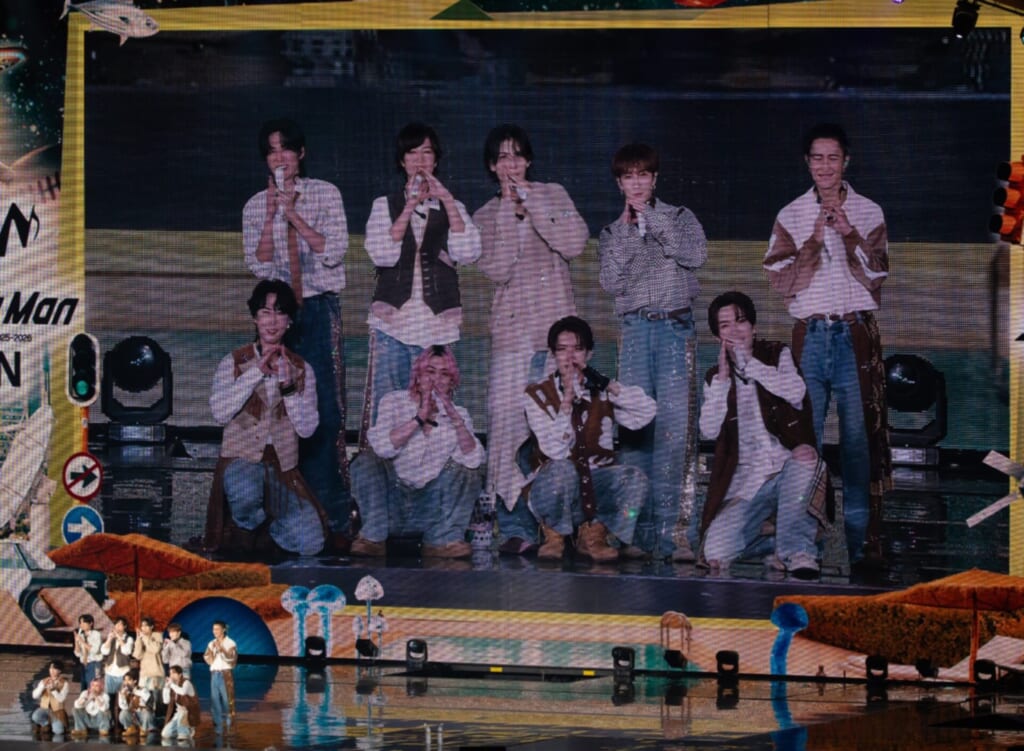 DayDayポーズをするSnow Man