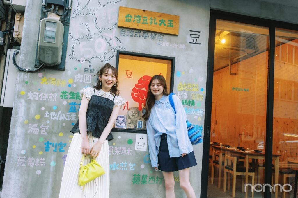 店の前に立つ紺野彩夏と村上なずな