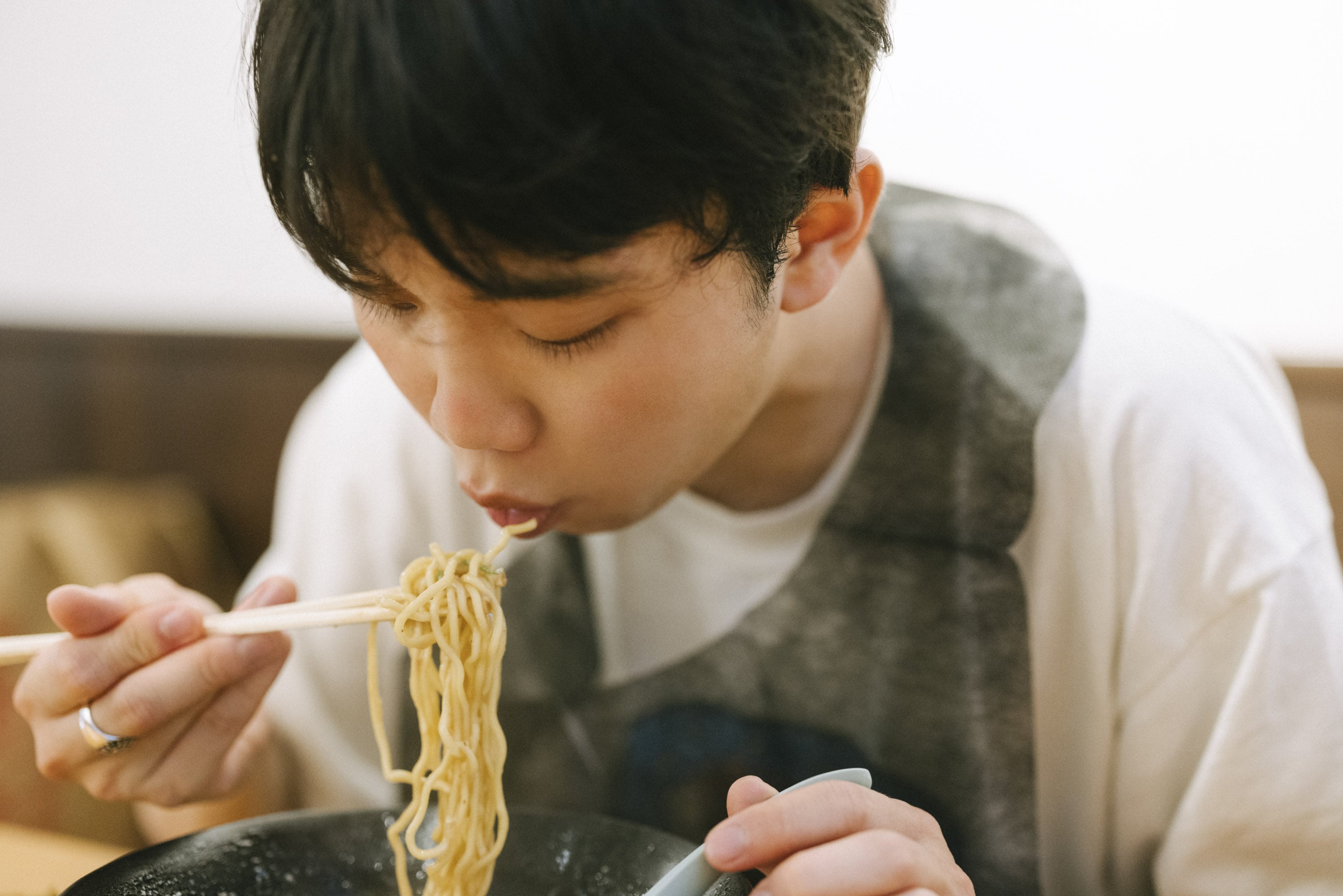 風来軒でラーメンを食べる友野一希さん