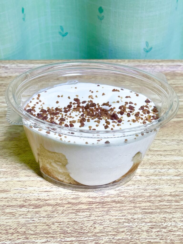 モンテール『クリーミー Dolce・蜜芋ブリュレ』の蓋を開けて斜め上から撮った写真です。