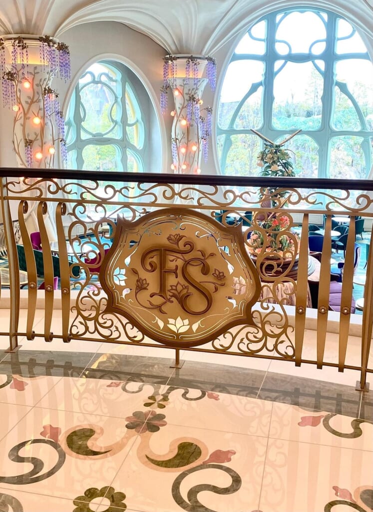 フォトスポット&カフェスペースの「グランパラディ・ラウンジ」ロゴ