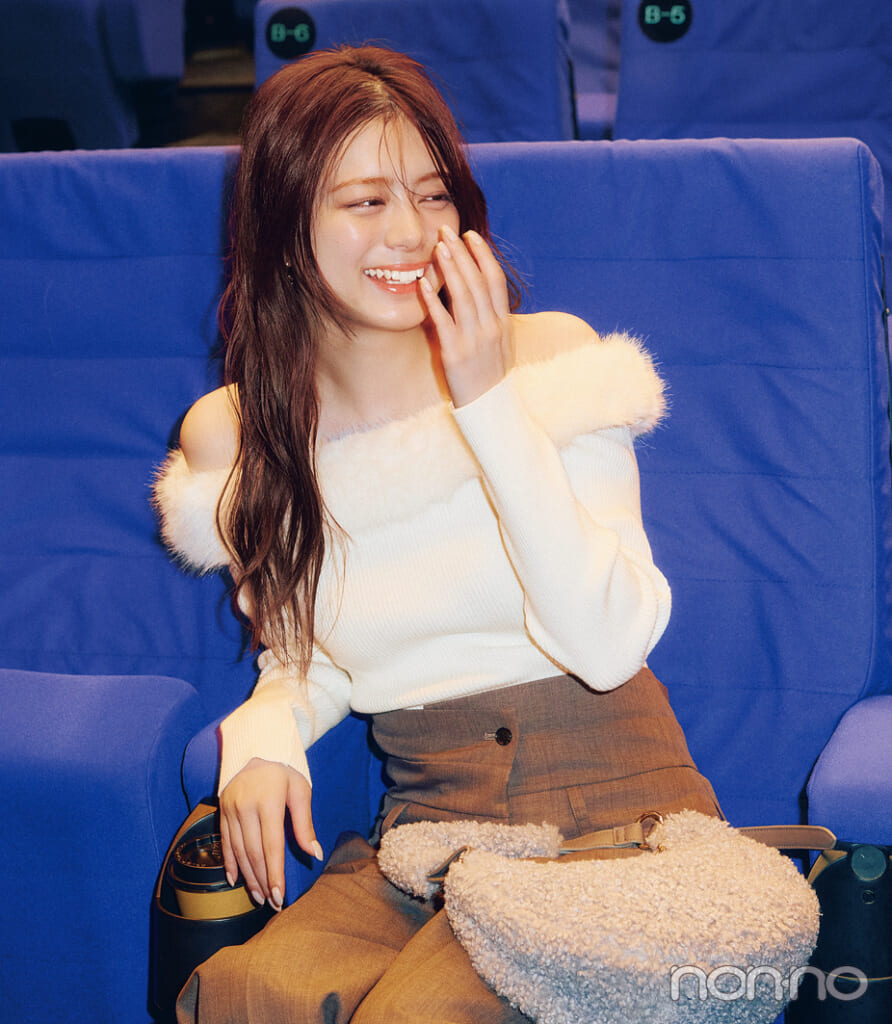 紺野彩夏の距離感を縮められるファーつきオフショル1