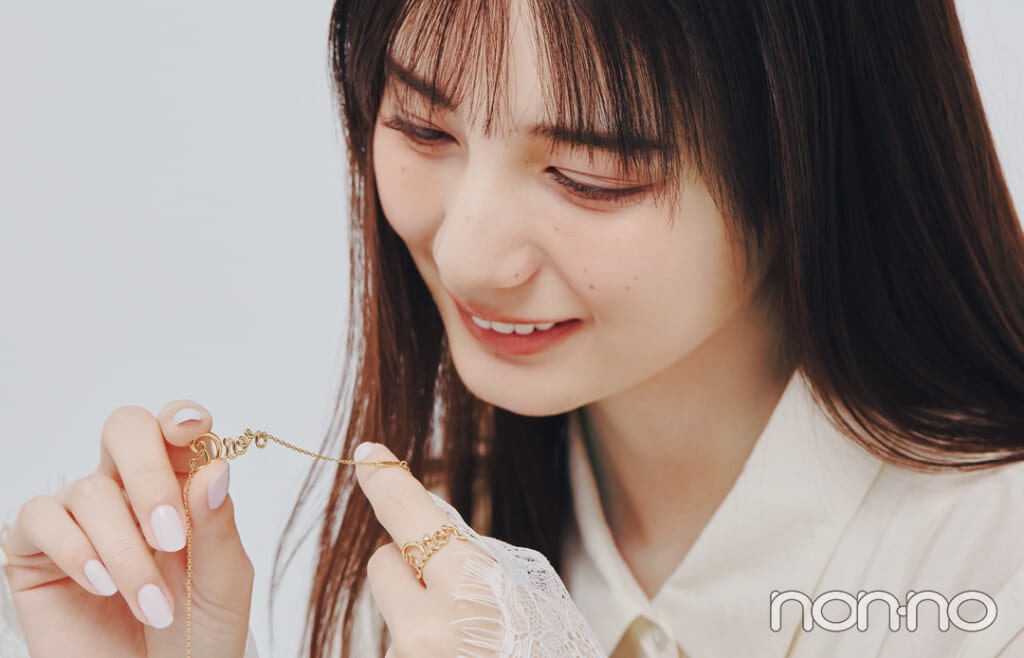 小坂菜緒が身につけるDior
ディオール アムール