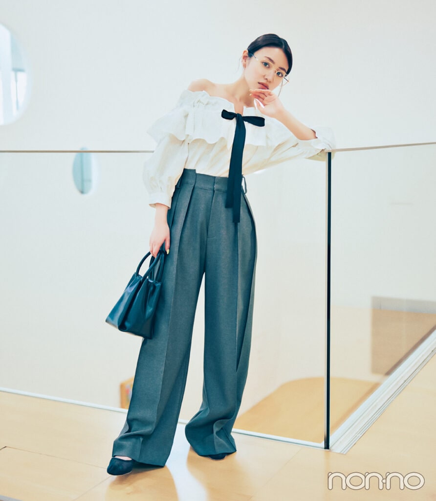 センタープレス入りのパンツ×リボンブラウスの美術館コーデ