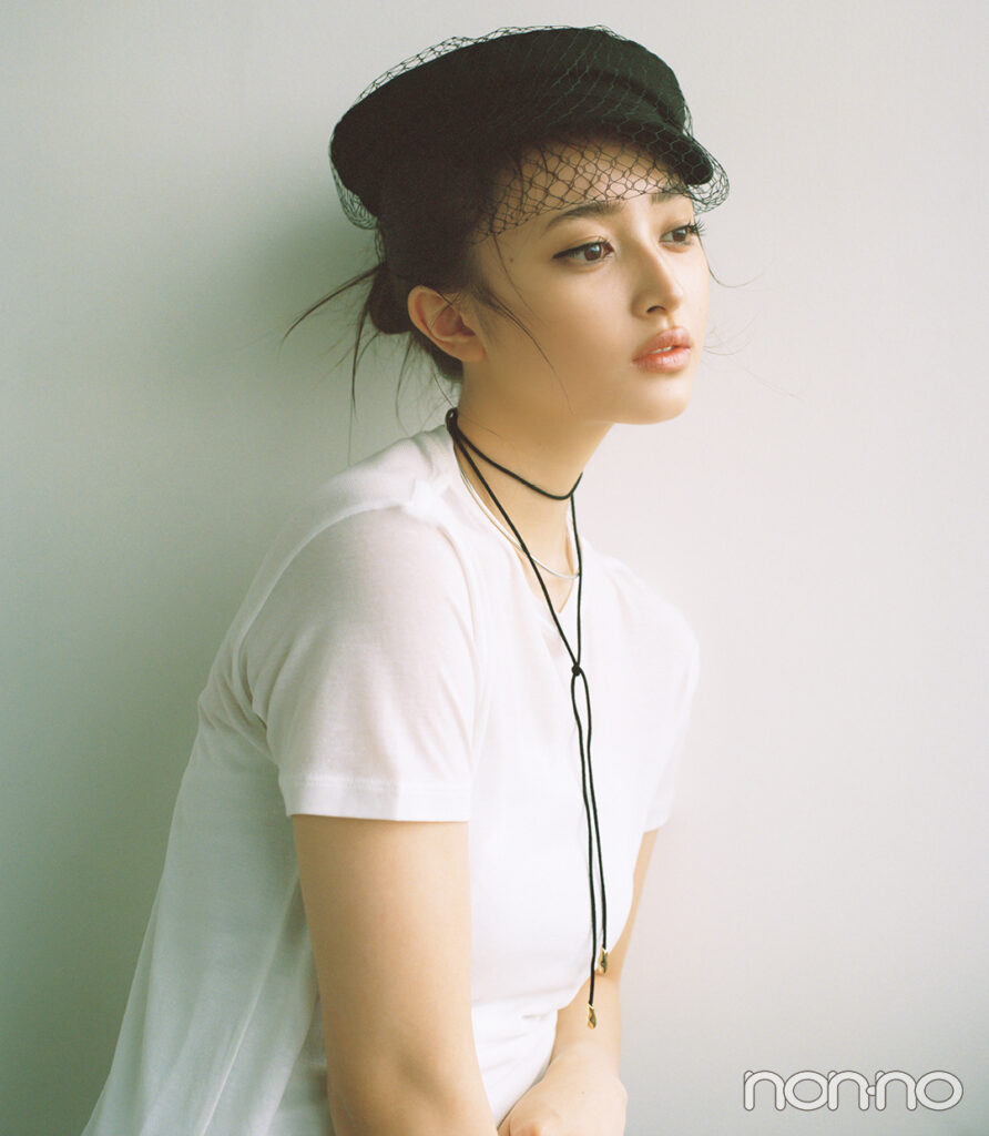 チョーカーをつけた井上和