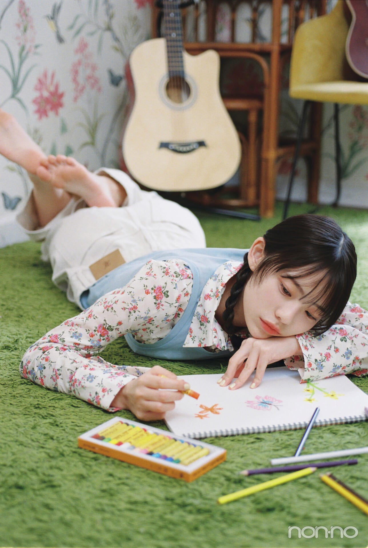 菊地姫奈のひなでぃぐ。第9回の寝ころんで絵を描くショット
