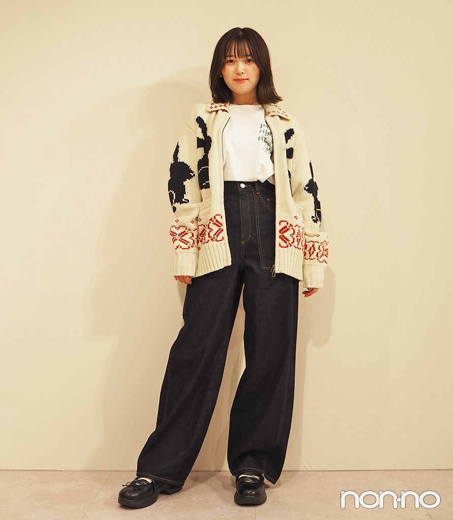 「フルジップニットジャケット by rokh」のアイボリーのジップを下ろした時