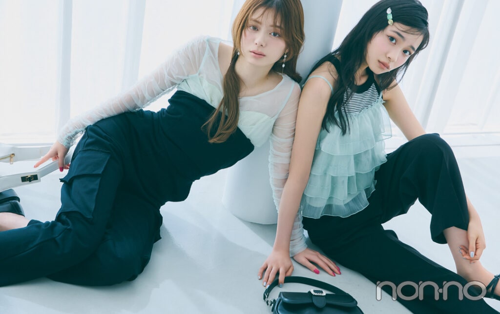 紺野彩夏と林芽亜里が着るモノトーンコーデにミントカラーをプラス