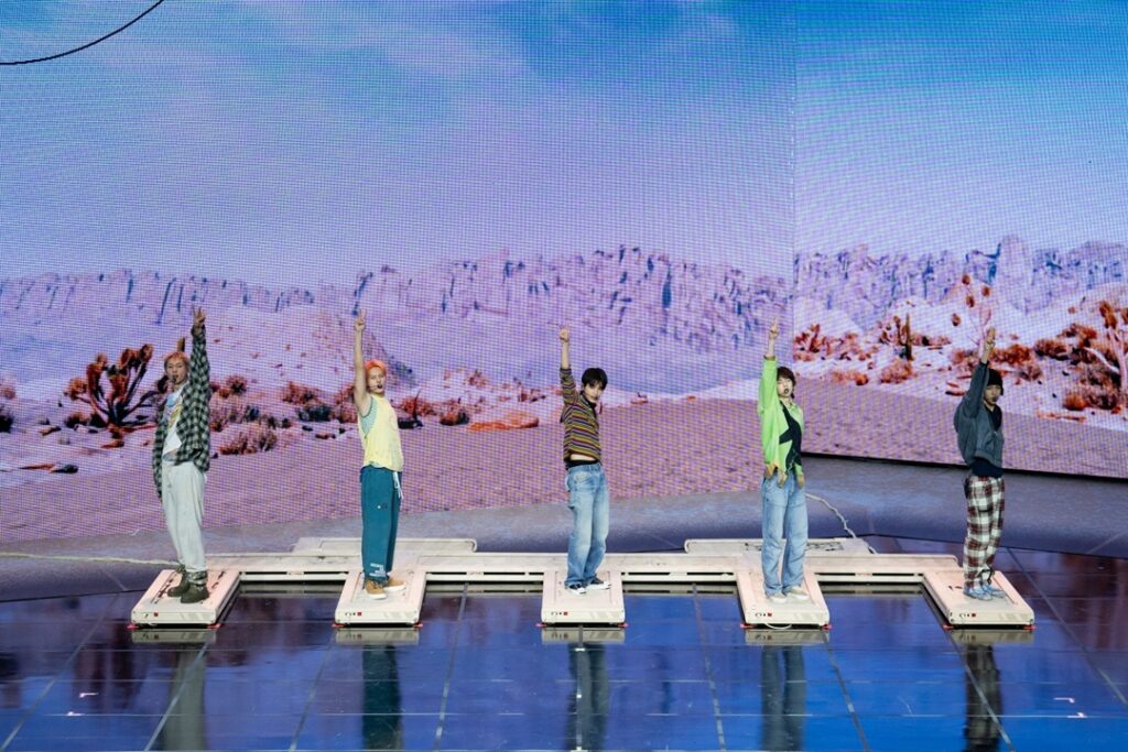 トレッドミルの上でパフォーマンスするCORTIS