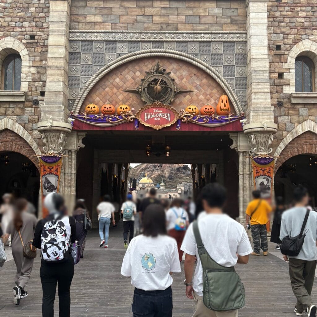 ディズニーシーに入ってすぐのハロウィンデコレーション
