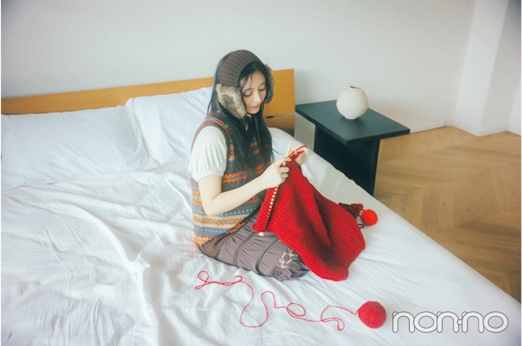 編み物をする井上和