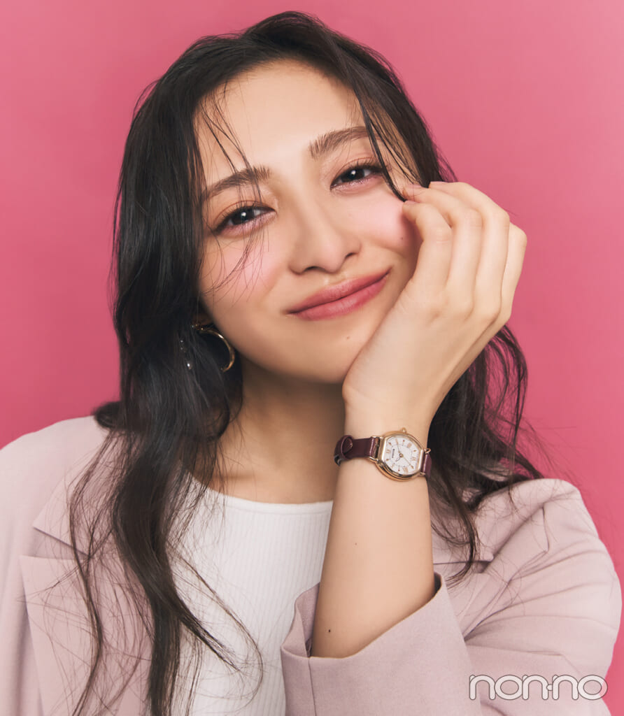 レザーベルトの腕時計を付けた井上和