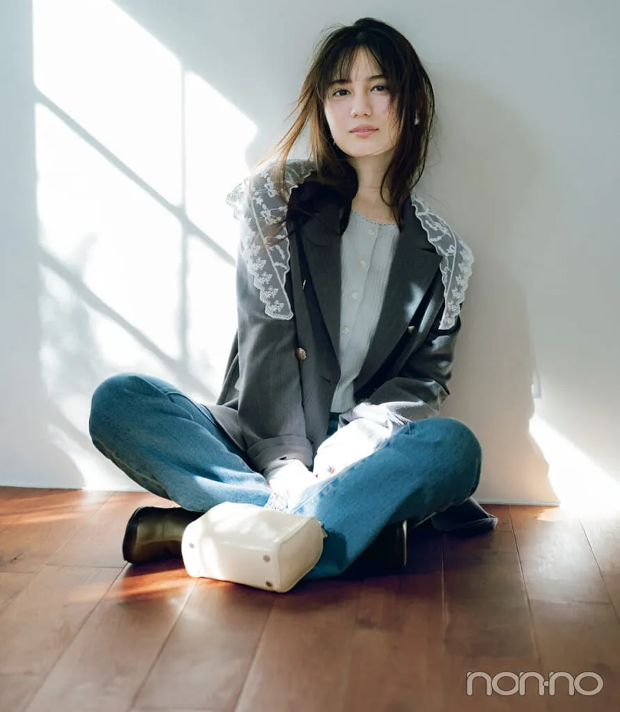 小坂菜緒の大学生の一週間コーデ、土曜日のデニムスタイル