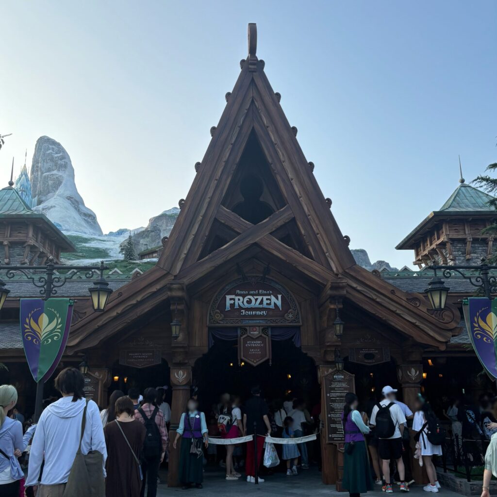 アナ雪のアトラクションの入口