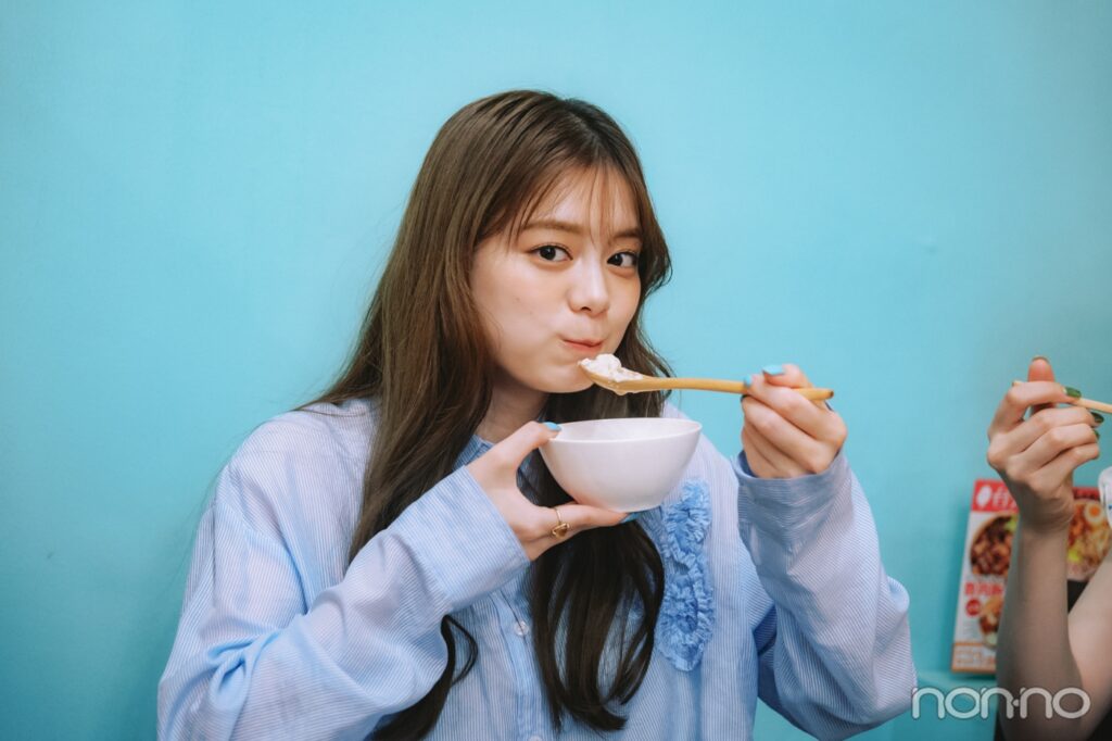 スープを飲む紺野彩夏