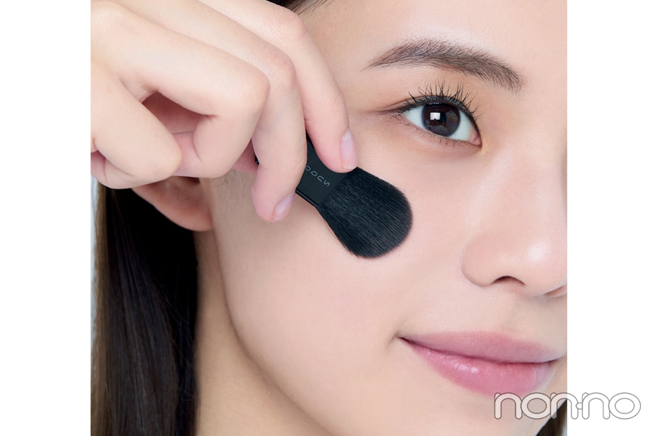 証明写真メイクで骨格をスッキリ見せるチークの入れ方