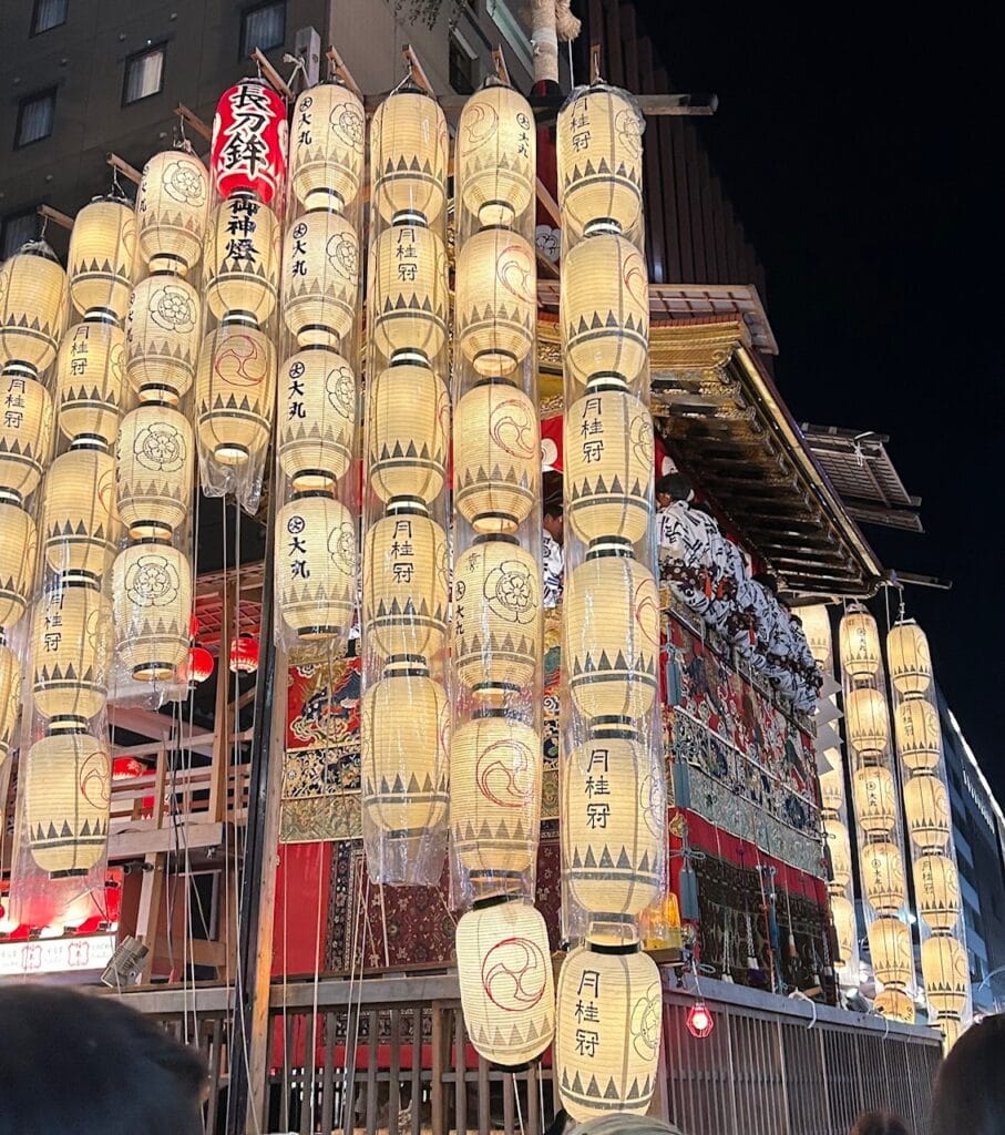 提灯のあかりが灯った夜の長刀鉾