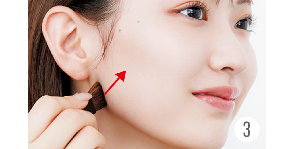 ほんのりシャープな輪郭をつくるメイクプロセス3