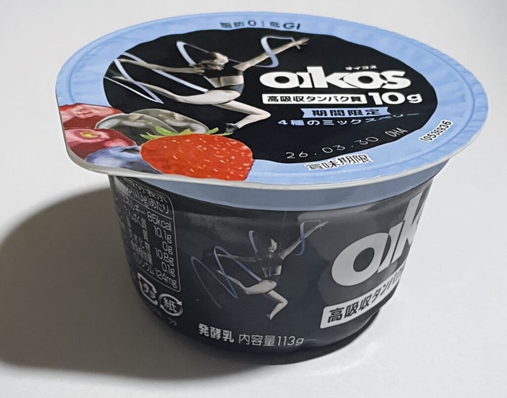 オイコス『オイコス プロテインヨーグルト 高吸収タンパク質 4種のミックスベリー』パッケージを横から写した写真