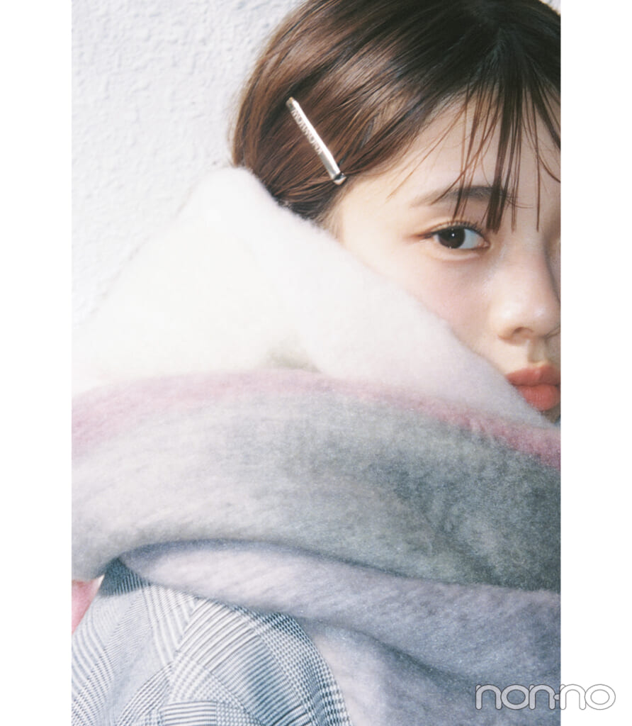 淡色チェックのマフラーを巻いた菊地姫奈2