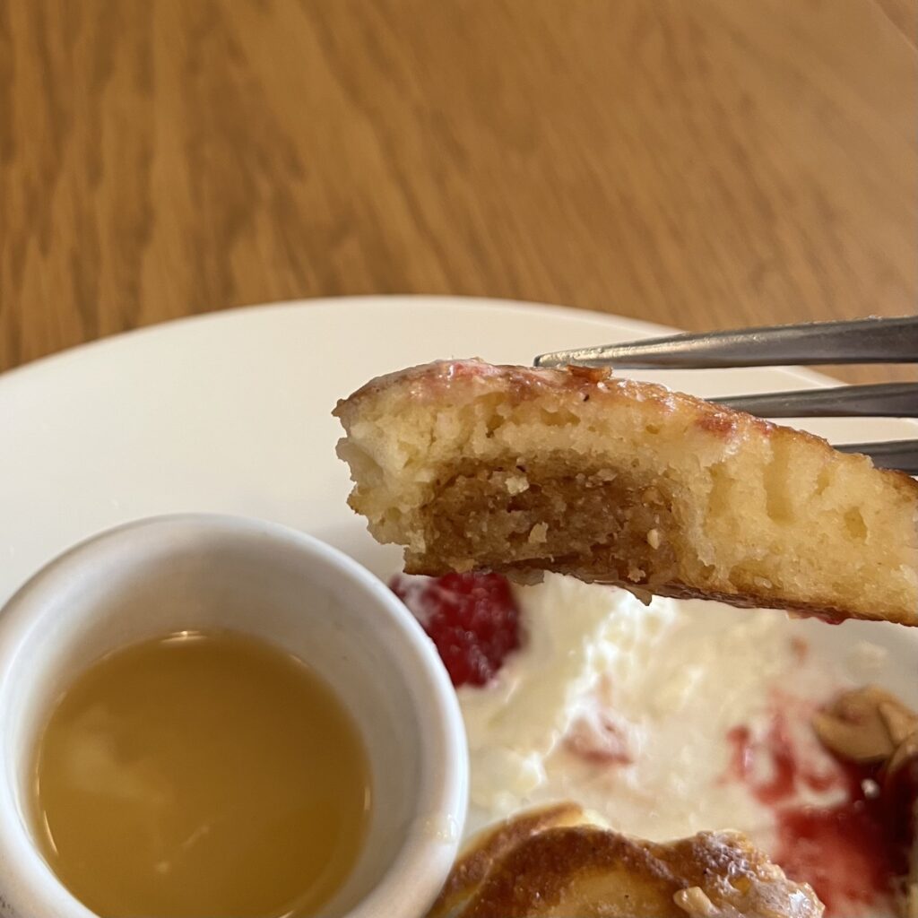 スイーツ系のパンケーキを注文するとついてくるのが、メープルバター。メープルの香りが濃いまろやかで甘いソースは、少しあまじょっぱいパンケーキと相性抜群。