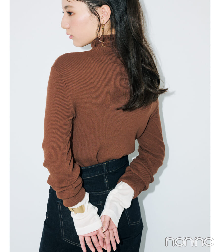 小坂菜緒とブラウンのハイネックリブニット×着こなし