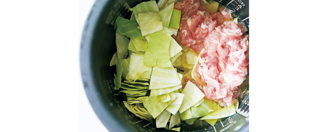 長谷川あかりさんレシピ。豚と塩昆布とキャベツを炊飯器に入れた画像