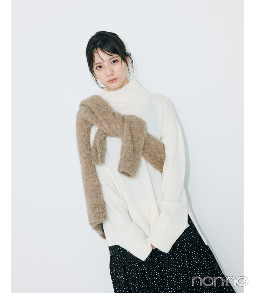 小坂菜緒とベージュのタートルネック×ワンテク