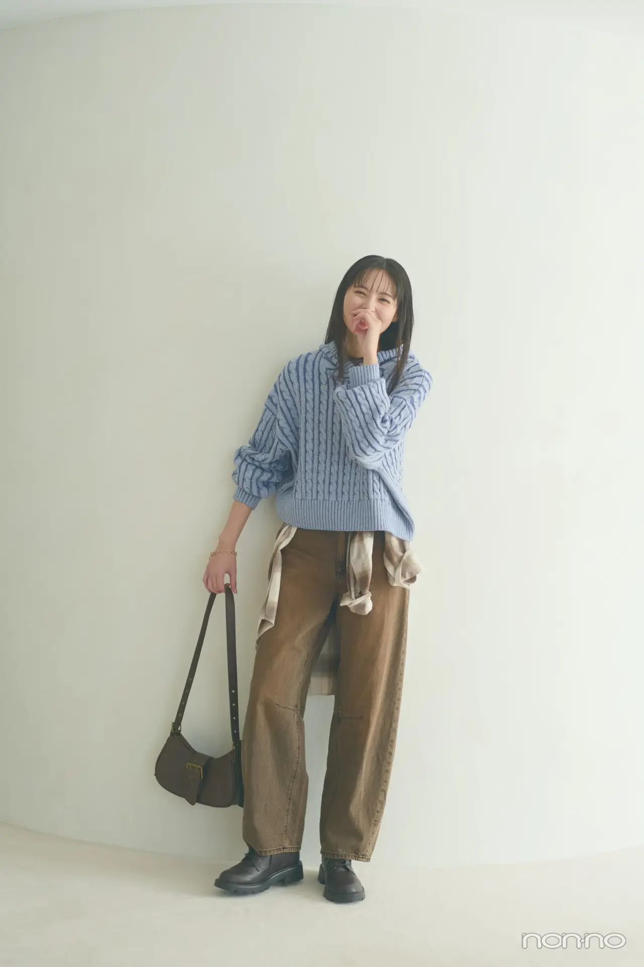 遠藤さくらの大学生の一週間コーデ、火曜日のカラーニットスタイル