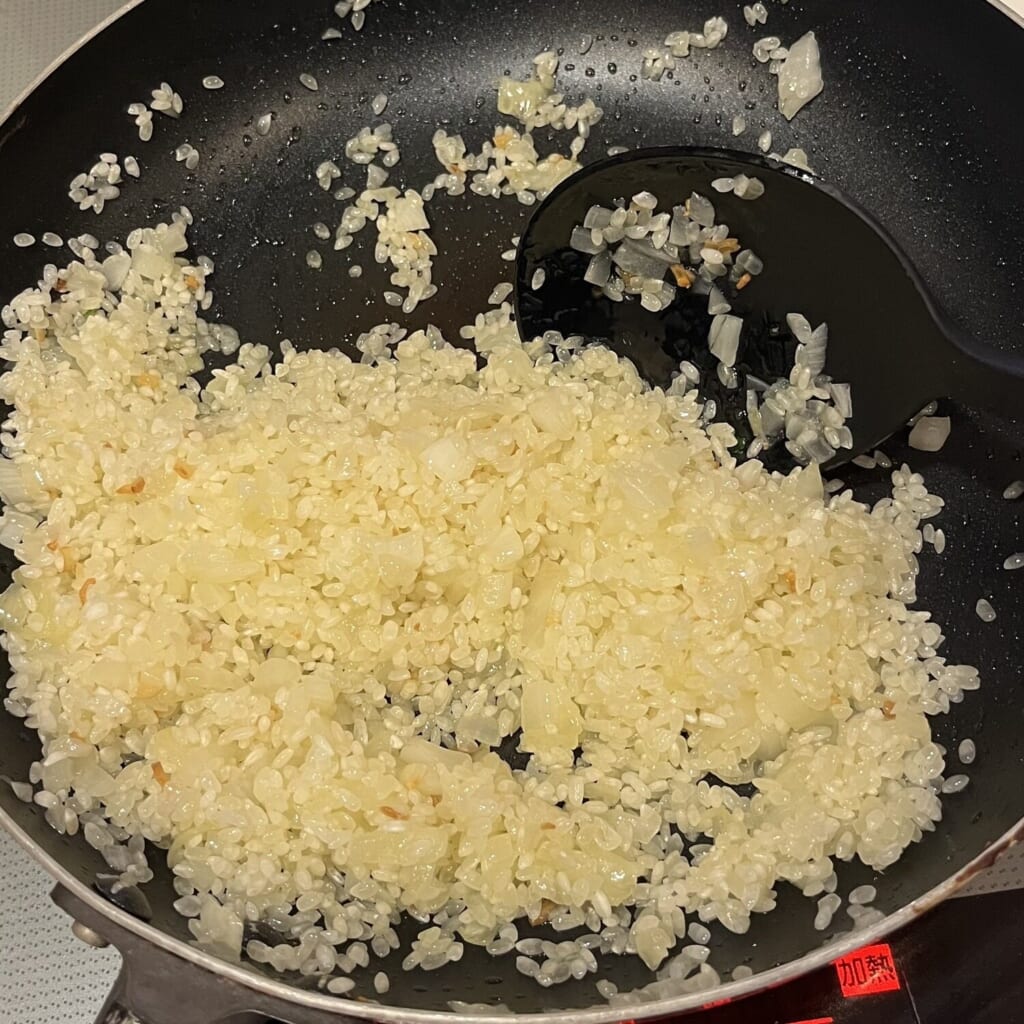 フライパンで米を炒めている