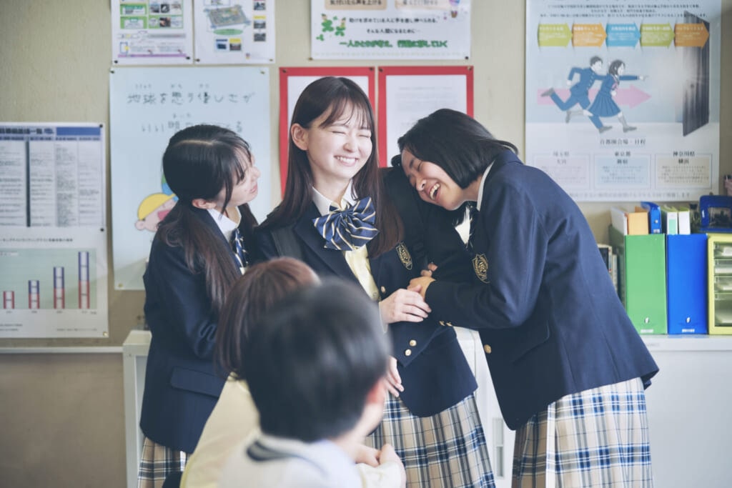 『恋に至る病』友人に囲まれる山田杏奈