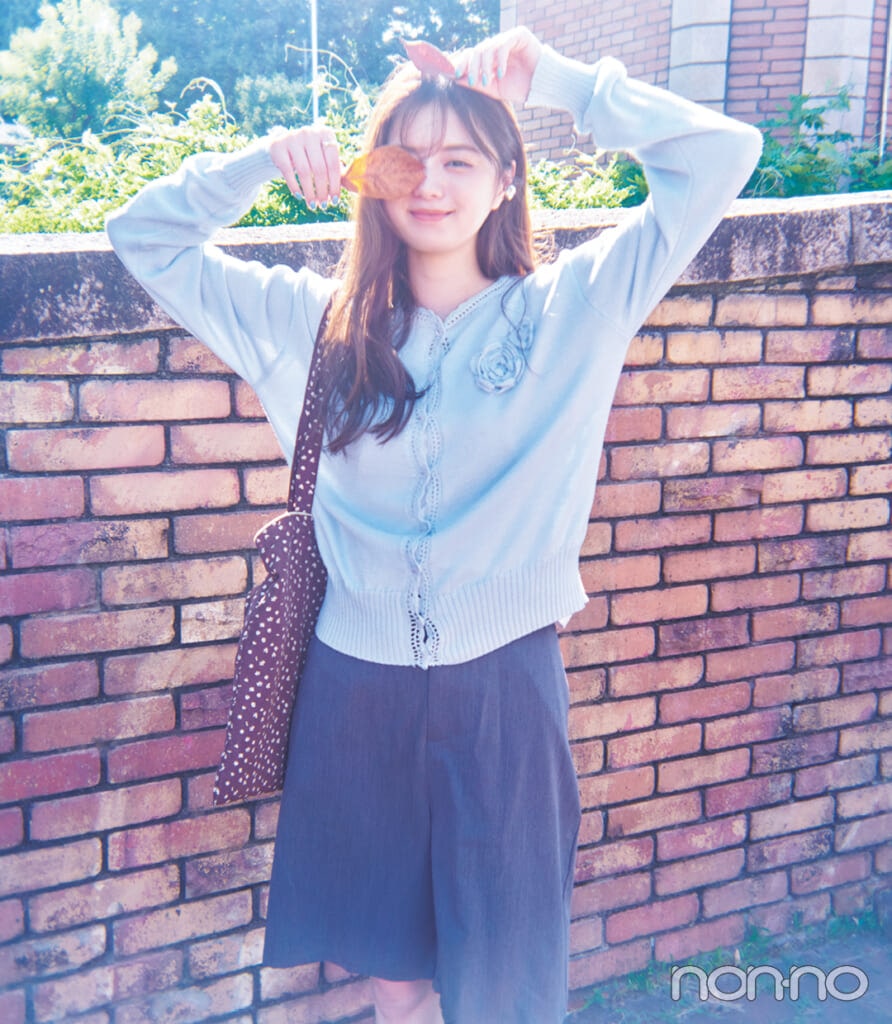 アンティローザのカーディガンを着る紺野彩夏