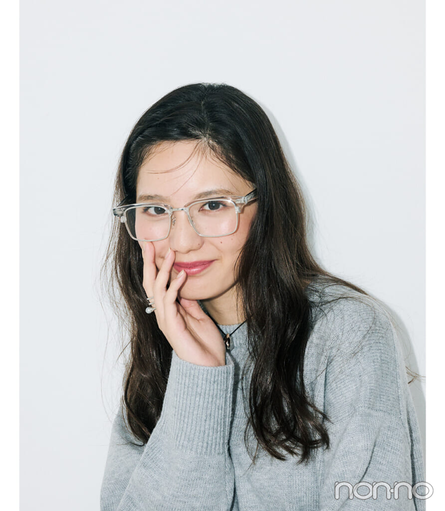 小坂菜緒とグレーのクルーネックニット×小さな異素材