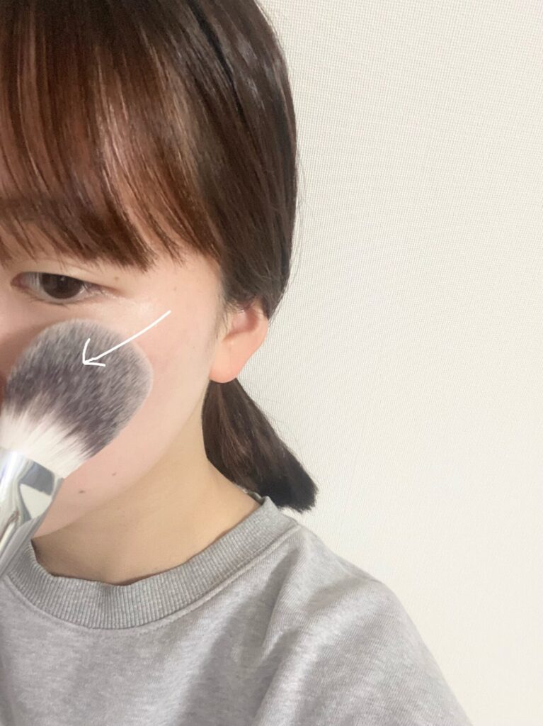 ROSY ROSAのパウダーファンブラシを使ってチークメイク