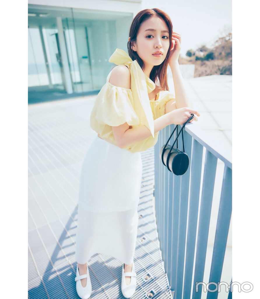 イエローのリボンオフショル×白のスカートの美術館コーデ