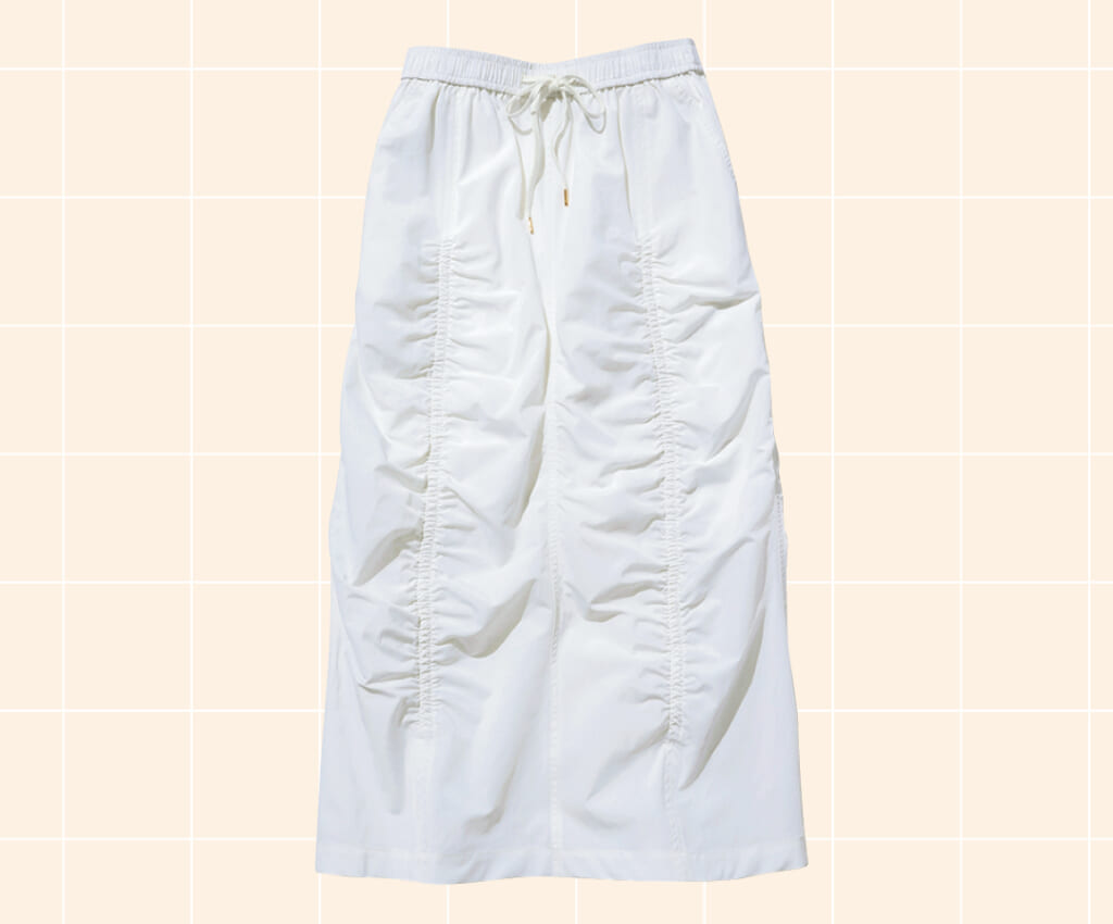 白の淡色ロングスカート