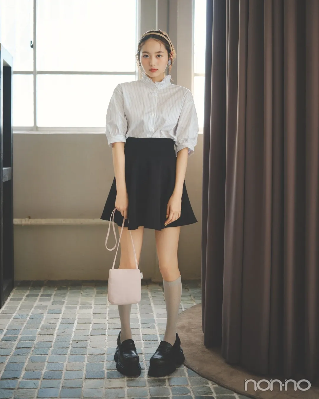 加藤栞の大学生の一週間コーデ、土曜日のミニスカスタイル