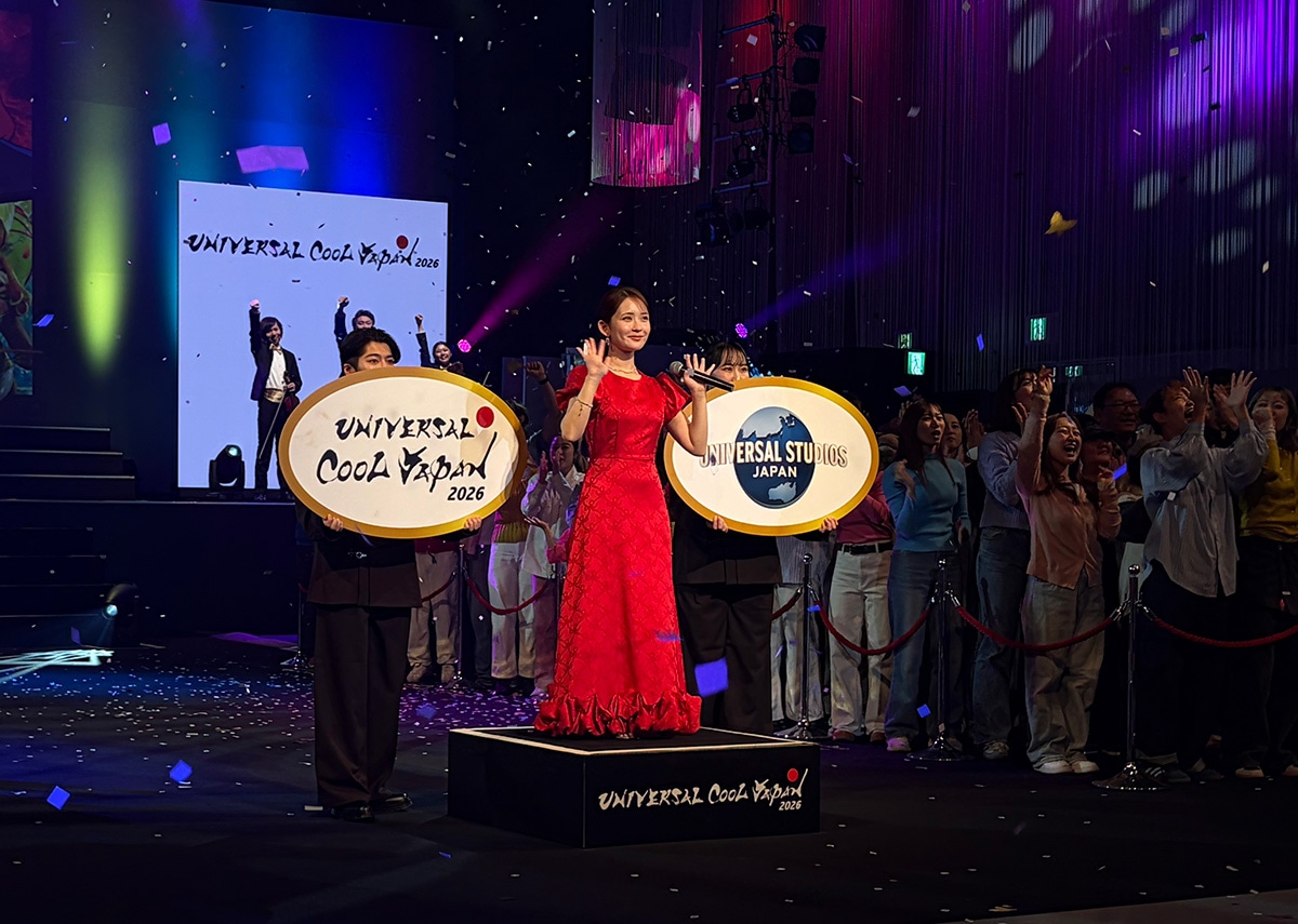 観客に手を振る赤ドレスを着た畑芽育