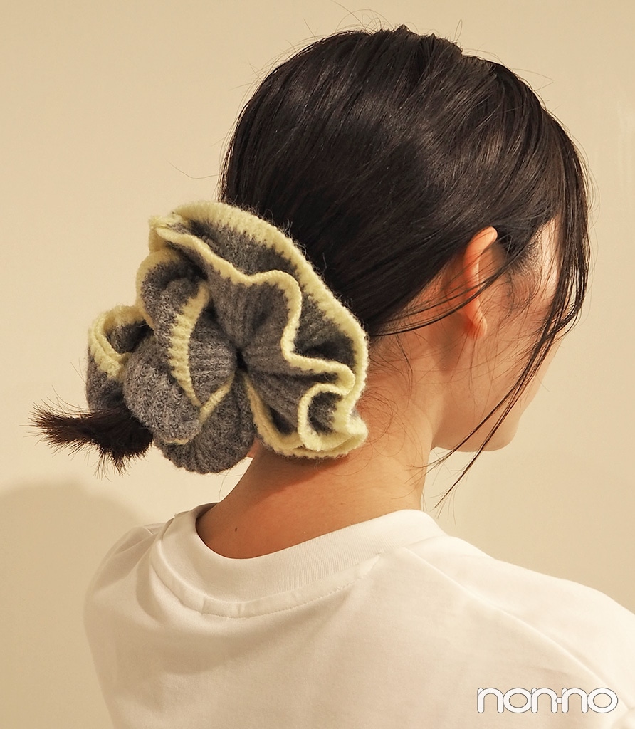 「ニットシュシュ by rokh +X」のグレー×イエロー